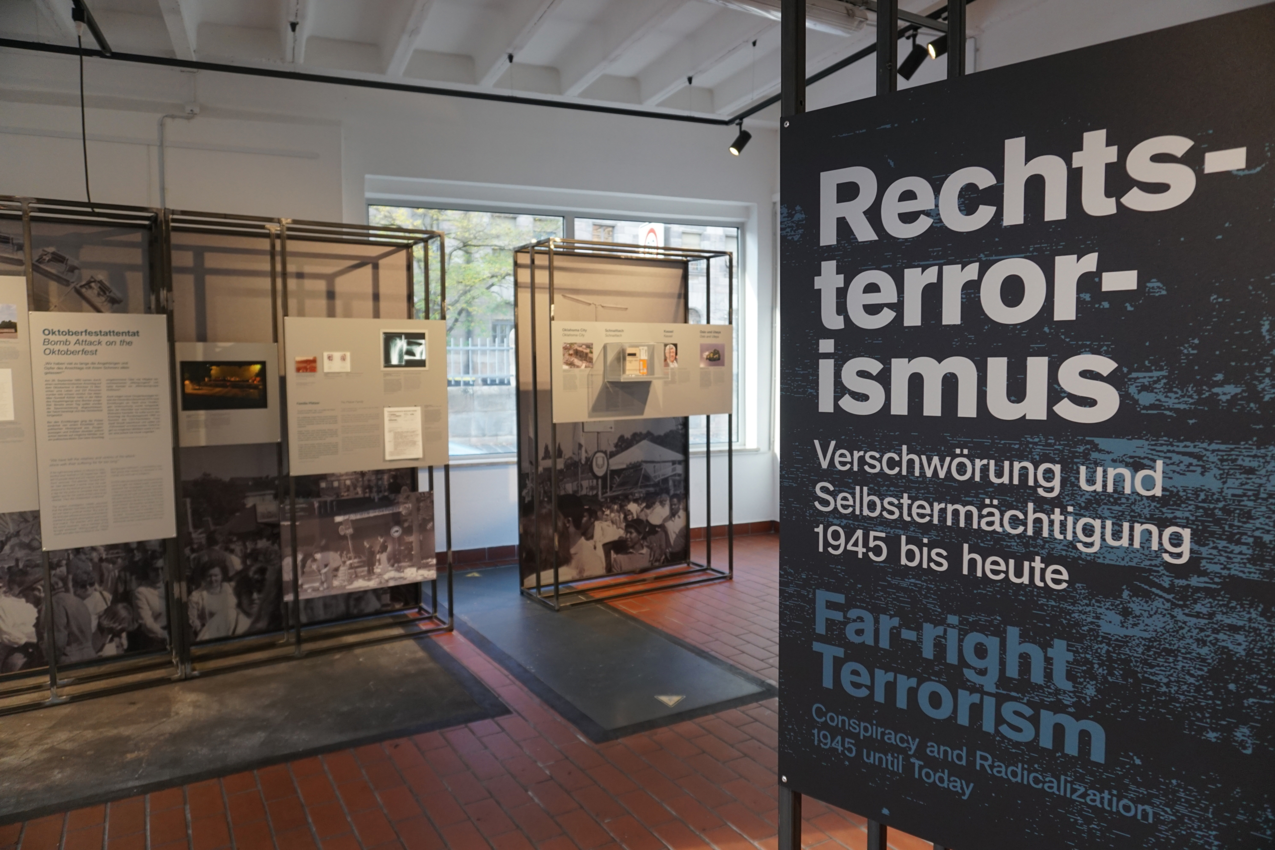 Blick in die Ausstellung "RECHTSTERRORISMUS. Verschwörung und Selbstermächtigung – 1945 bis heute